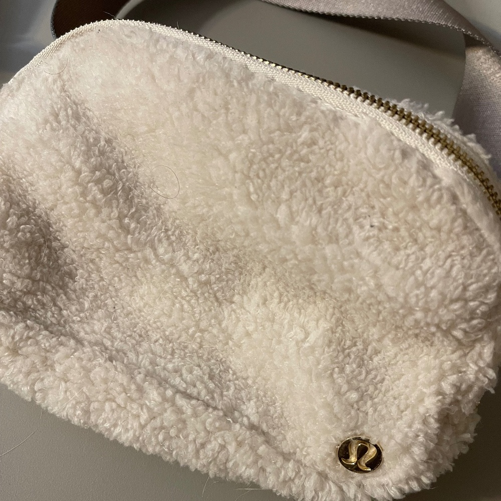 Lululemon Everywhere Belt Bag in Sherpa, White Opal